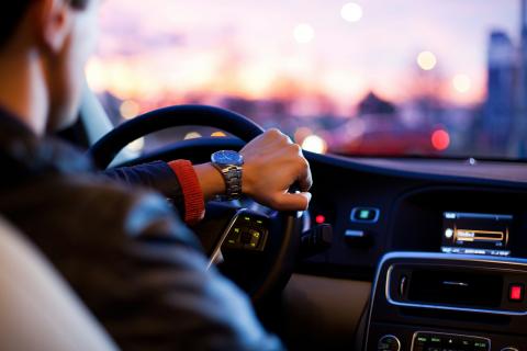 /why kei (Unsplash) Hombre conduciendo