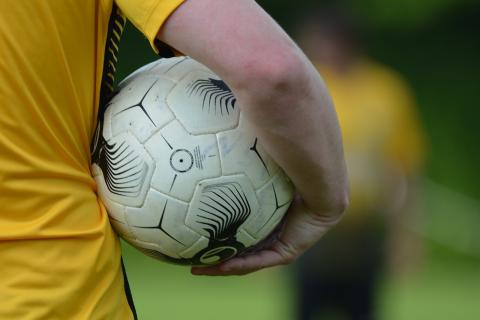 jugador de fútbol con un balón