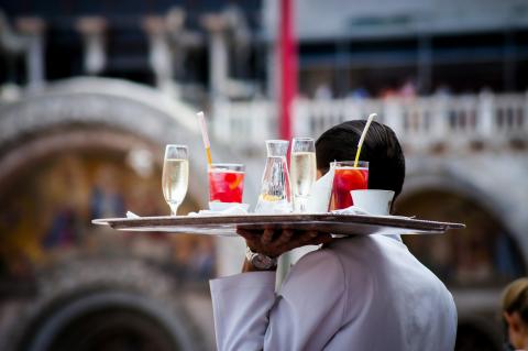 Camarero con bandeja de bebidas