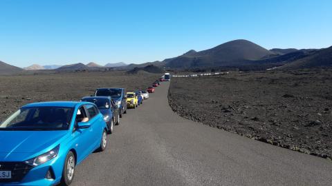 en el Parque Nacional de Timanfaya / ACBC Colas en el Parque Nacional de Timanfaya