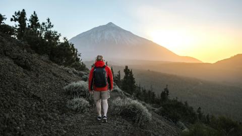 Hombre caminando y Teide 