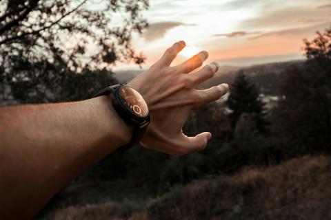 / Lilian Velet (Unsplash) Reloj inteligente