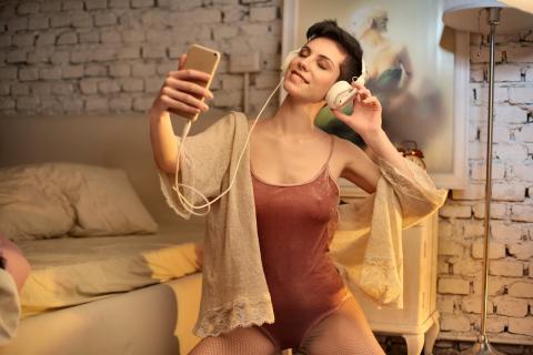 / Andrea Piacquadio (Pexels) Mujer con móvil