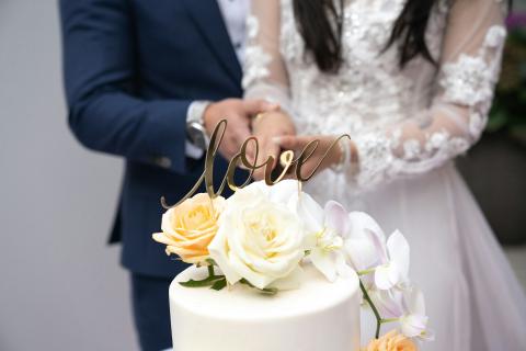 Pareja de novios partiendo una tarta