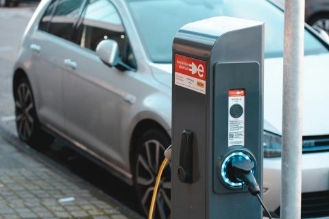 / Ernest Ojeh (Unsplash) Carga de vehículo eléctrico