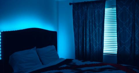 /Nick Wright (Unsplash) Habitación con luz azul
