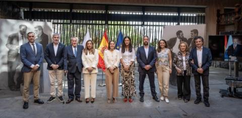 Fernando Clavijo firma el comodato Fernando Clavijo firma el comodato