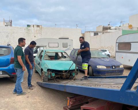 Retirada de vehículos abandonados / CanariasNoticias.es Retirada de vehículos abandonados / CanariasNoticias.es