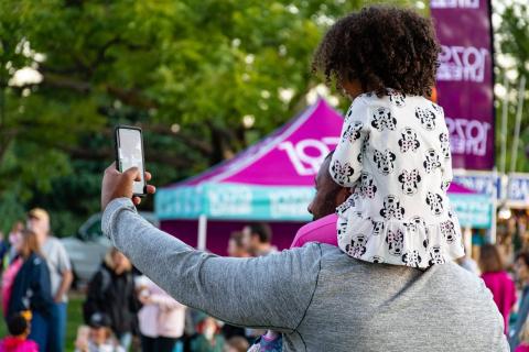 / Brett Sayles (Pexels) Padre e hija haciéndose selfie