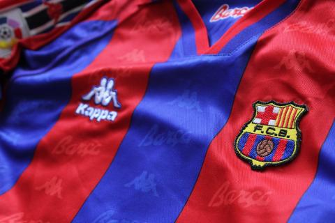 / NewUnion (Pixabay) Camiseta de fútbol del FC Barcelona