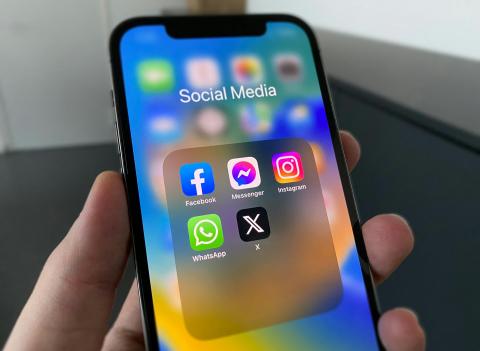 / Julian Christ (Unsplash) Teléfono con Redes Sociales
