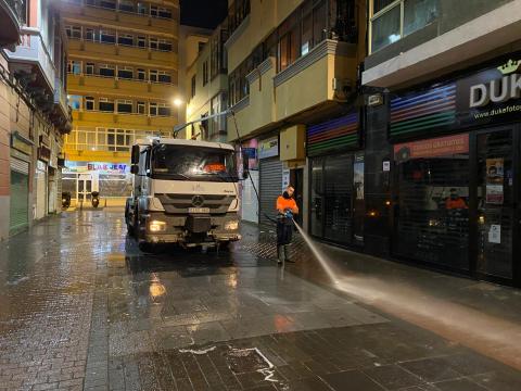 Trabajos de baldeo en Nochebuena. Las palmas de Gran Canaria/ canariasnoticias.es Trabajos de baldeo en Nochebuena. Las palmas de Gran Canaria/ canariasnoticias.es