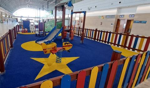 Parque infantil en el aeropuerto Parque infantil en el aeropuerto
