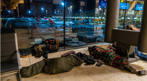 Personas durmiendo en aeropuerto Madrid-Barajas/ canariasnoticias Personas durmiendo en el aeropuerto Madrid-Barajas/ canariasnoticias.es