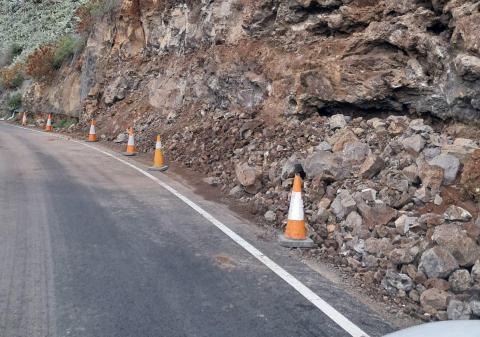 Reabre la carretera que une Valsequillo con Las Vegas tras un desprendimiento de piedras Reabre la carretera que une Valsequillo con Las Vegas tras un desprendimiento de piedras
