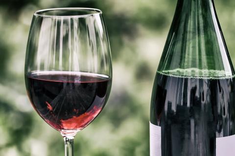 / Wolfgang Claussen (Pixabay) Botella y copa de vino