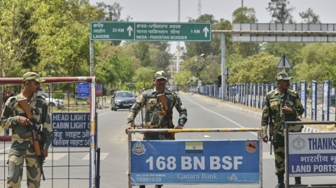 Soldados indios de la Fuerza de Seguridad Fronteriza montan guardia en la barricada de la carretera que conduce a la frontera Attari-Wagah en el lado indio, cerca de Amritsar, el 24 de abril de 2025/ canariasnoticias.es